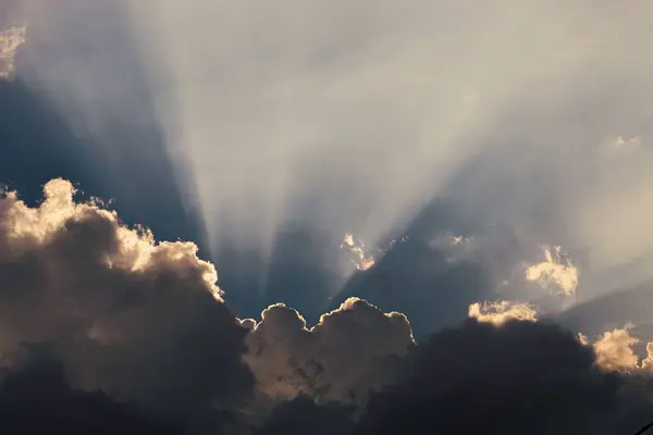 Μια Όμορφη Φωτογραφία Του Ηλιακού Φωτός Κρυφοκοιτάζει Μέσα Από Σύννεφα — Φωτογραφία Αρχείου