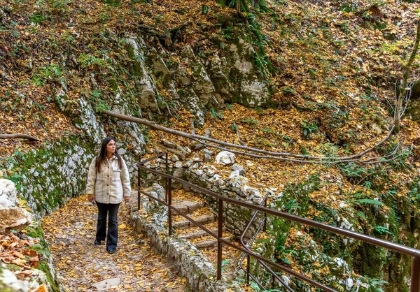 Female Walking Path Covered Autumn Dry Colorful Leaves Plitvice Lakes — Stock Photo, Image