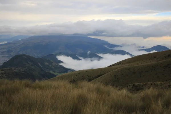Живописный Вид Зеленые Холмы Пасмурный День Вагончике Пределами Кито Эквадор — стоковое фото