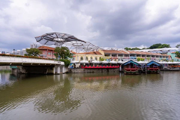 新加坡克拉克码头五彩斑斓的房屋和船只 — 图库照片