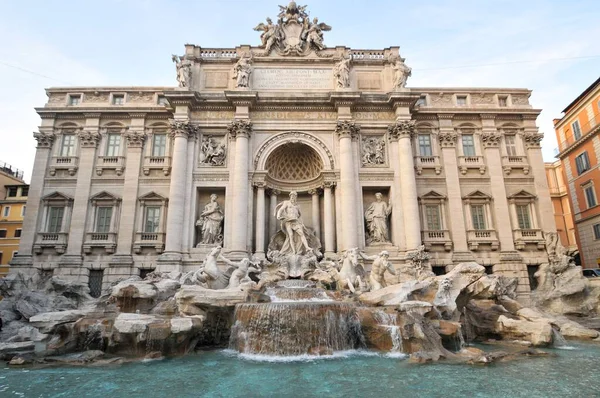 Fontanna Trevi Fasada Budynku Kolumnami Przeszkodami Rzymie Włochy — Zdjęcie stockowe
