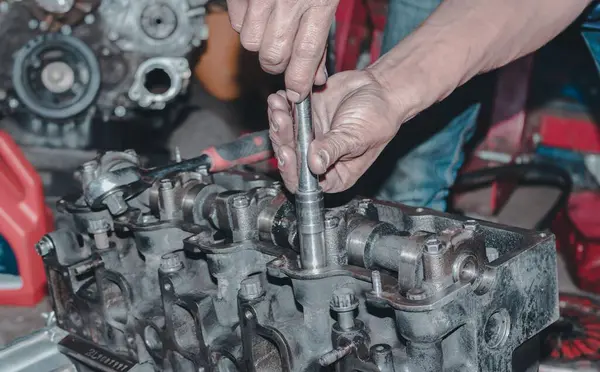 Een Close Shot Van Handen Die Een Metalen Motor Repareren — Stockfoto