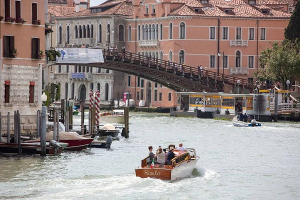 Ein Blick Auf Menschen Einem Wassertaxi Canal Grande Venedig Italien — Stockfoto