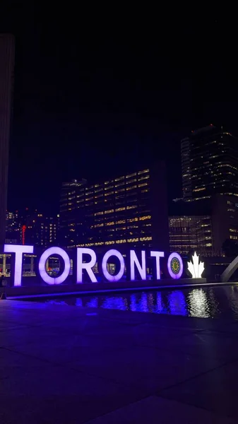 Вертикальный Снимок Знака Города Торонто Возле Площади Натана Филлипса Торонто — стоковое фото