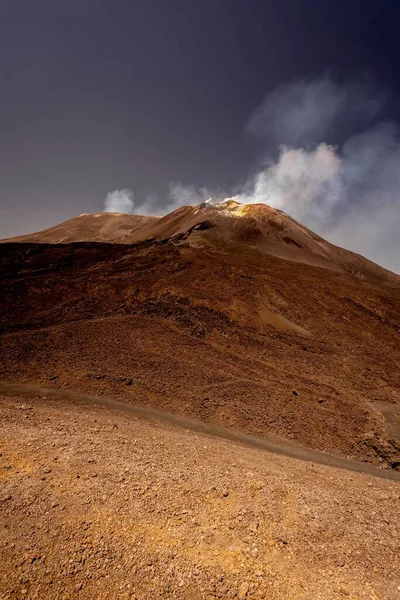 Disparo Vertical Del Monte Etna Irrumpiendo Lentamente Italia —  Fotos de Stock