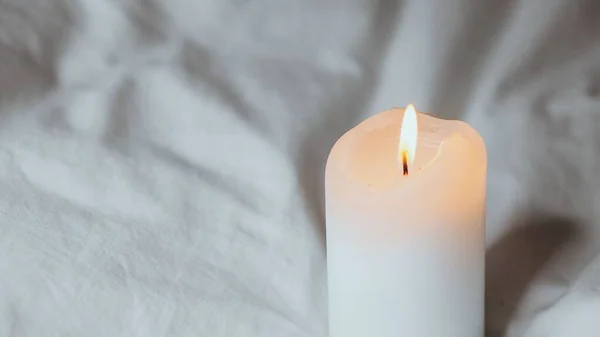 Nahaufnahme Einer Kerze Auf Weißem Stoff — Stockfoto