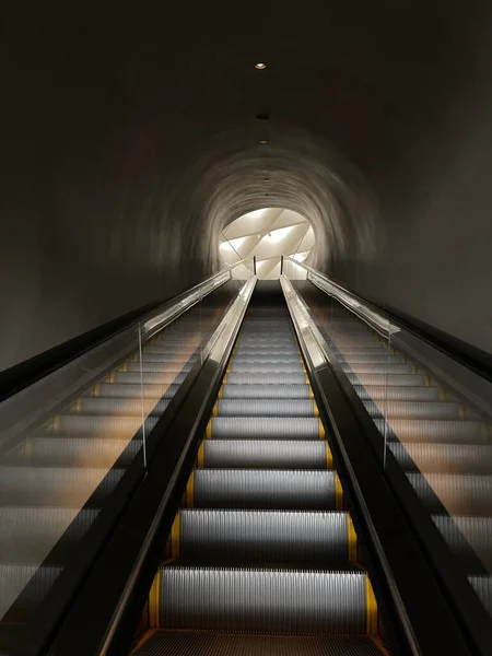 Una Toma Ángulo Bajo Una Escalera Mecánica Que Conduce Final —  Fotos de Stock