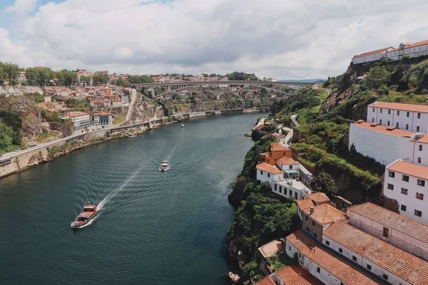 Rio Douro Barcos Nadar Nele Com Uma Ponte Cidade Porto — Fotografia de Stock