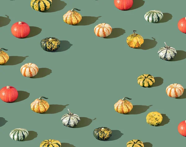 Återgivning Färgglada Pumpor Grön Bakgrund Med Copyspace Konceptet Med Halloween — Stockfoto