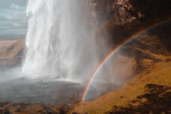 Låg Vinkel Bild Ett Vackert Vattenfall Med Regnbåge Island — Stockfoto