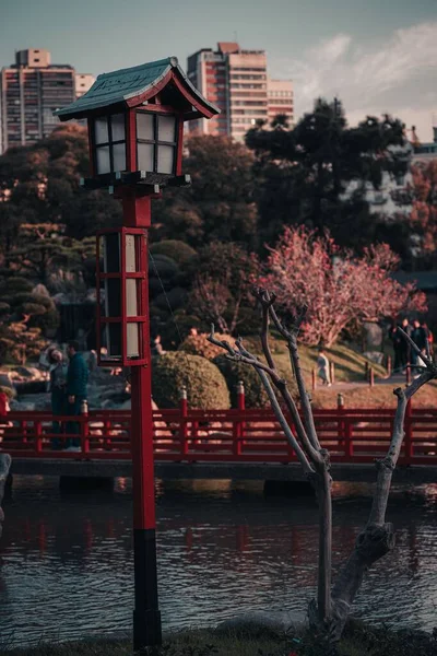 Vertikal Bild Gatlykta Japansk Trädgård Med Grumlig Blå Himmel Bakgrunden — Stockfoto