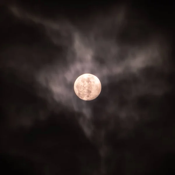 Cielo Notturno Nuvoloso Contro Luna Piena — Foto Stock