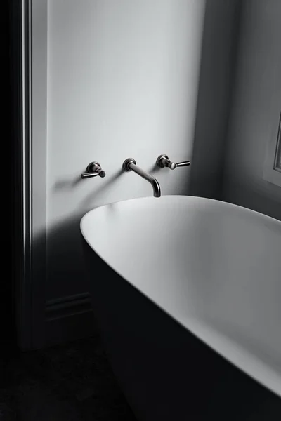 Eine Vertikale Aufnahme Des Sonnenlichts Das Eine Weiße Moderne Badewanne — Stockfoto