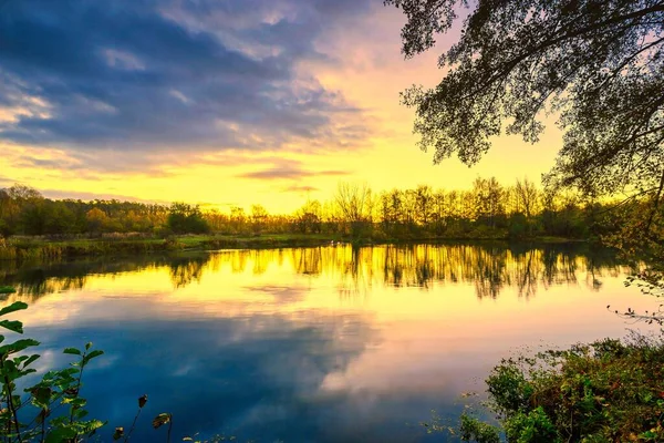 水と雲の中に反射して湖で美しい日の出が動いている — ストック写真