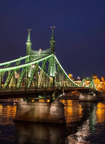 ブダペスト ハンガリーのドナウ川にかかる自由の橋の垂直夜景 — ストック写真