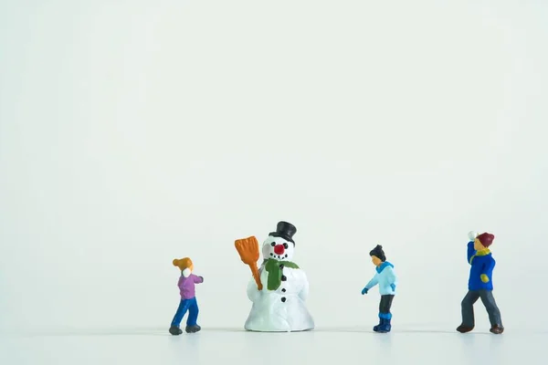 Zbliżenie Ujęcia Miniaturowej Sceny Figurki Motywem Świątecznym Odizolowane Białym Tle — Zdjęcie stockowe