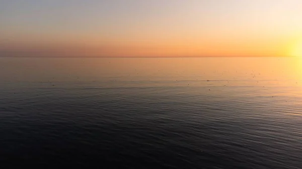 Naturskön Utsikt Över Ett Lugnt Havsvatten Färgglad Skymningshimmel Vid Solnedgången — Stockfoto