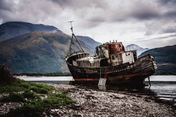 Viejo Barco Abandonado Caol Escocia Con Montañas Bajo Sombrío Cielo —  Fotos de Stock