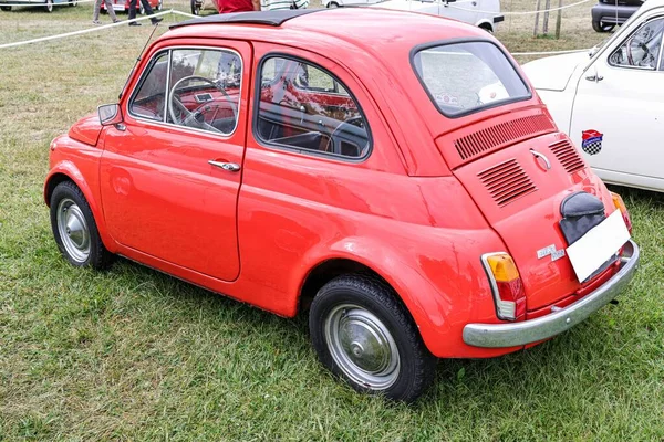 Zadní Pohled Klasický Červený Fiat Model 600D Malé Auto Poli — Stock fotografie