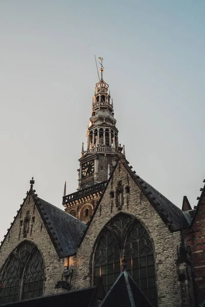 Hollanda Amsterdam Mavi Gökyüzünün Altındaki Ortaçağ Oude Kilisesi Nin Alçak — Stok fotoğraf