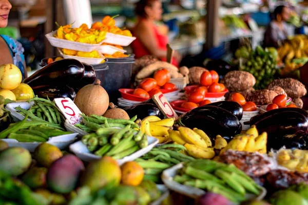 Свежие Окра Баклажаны Овощи Рынке Голубыми Клиентами — стоковое фото