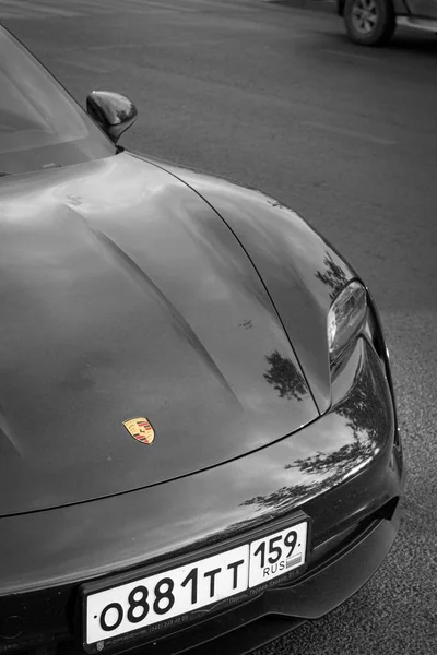 Вертикаль Porsche Припаркована Вулиці Знята Сірому Кольорі — стокове фото