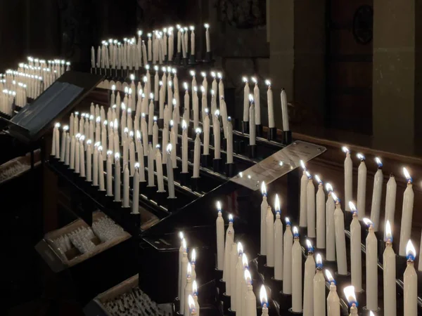 Świece Ofiarne Płonące Kościele Paderborn Niemcy — Zdjęcie stockowe