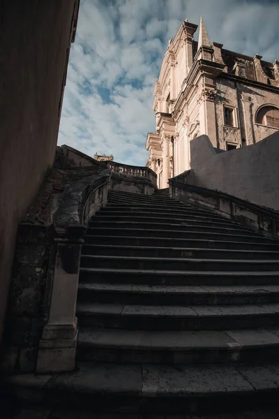 クロアチアのドゥブロヴニクの中世の町でドミニカ修道院につながる階段の垂直ショット — ストック写真