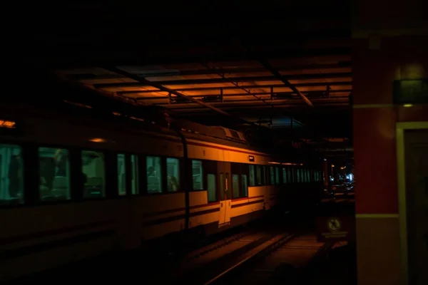 Nahaufnahme Eines Zuges Der Nachts Bahnhof Fährt — Stockfoto