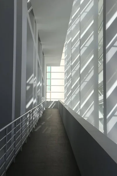 现代建筑中的一条垂直的走廊 有巨大的全景窗户 — 图库照片