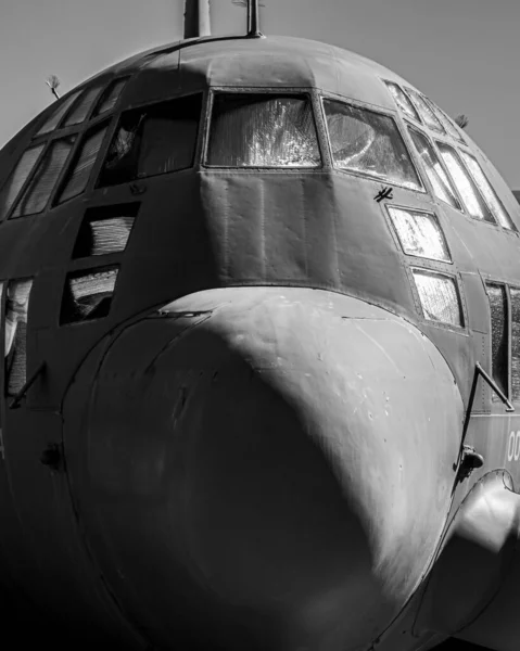 130 Katonai Repülőgép Rakományának Löveghajójának Függőleges Szürkeárnyalata — Stock Fotó