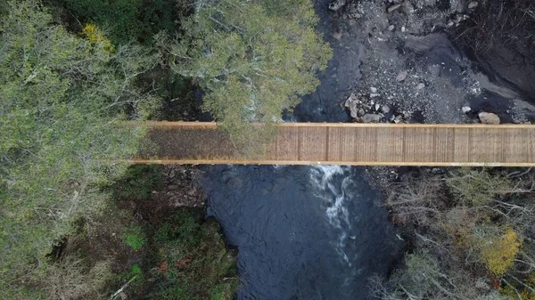 Μια Κορυφαία Θέα Μιας Ξύλινης Γέφυρας Πάνω Από Ποτάμι Και — Φωτογραφία Αρχείου