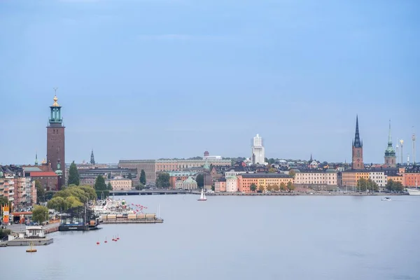 Голубое Небо Над Стокгольмом Порт Другой Стороне Реки — стоковое фото