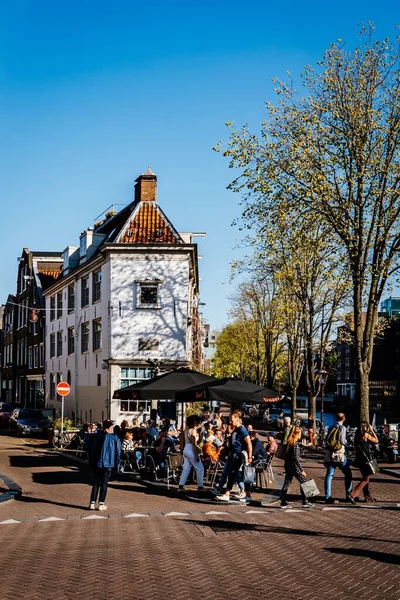アムステルダムの通りを歩く人々 — ストック写真