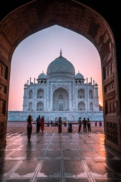 Disparo Vertical Multitudes Taj Mahal Agra India Durante Atardecer — Foto de Stock