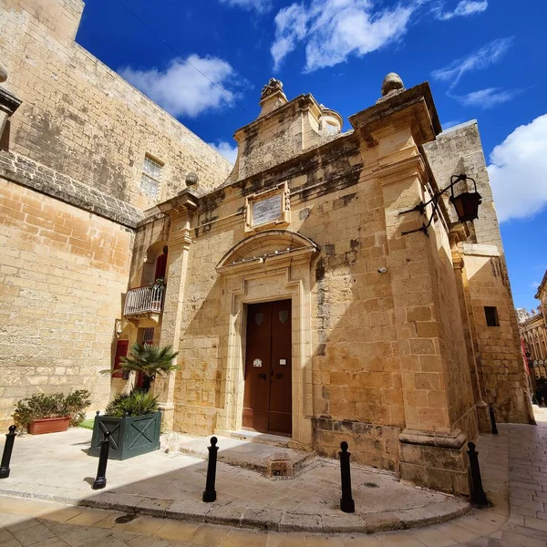 Frontowa Fasada Starożytnego Budynku Przeciw Zachmurzonemu Niebu Mdina Malta — Zdjęcie stockowe