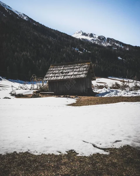 Une Petite Cabane Bois Dans Vallée Enneigée Entre Les Alpes — Photo