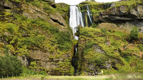 Belle Vue Sur Une Cascade Des Falaises Verdoyantes Islande — Photo