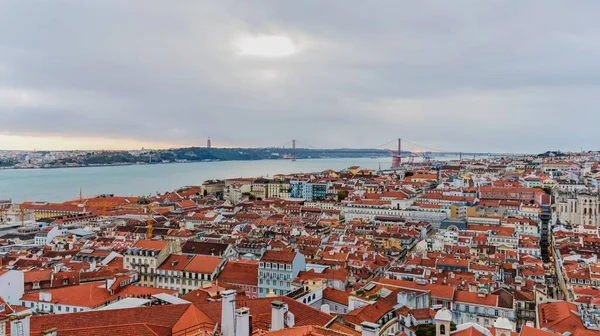 Лиссабонский Горизонт Мостом Abril Заднем Плане — стоковое фото