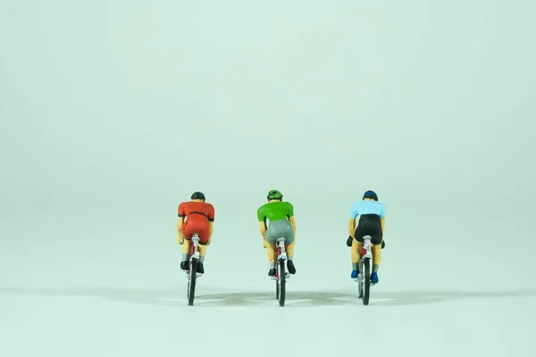 Велосипедист Изолирован Светлом Фоне Вид Сзади — стоковое фото