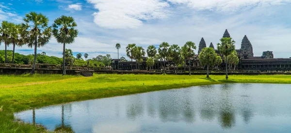 Μια Λίμνη Νερού Συγκρότημα Ναό Angkor Wat Στο Παρασκήνιο Στην — Φωτογραφία Αρχείου