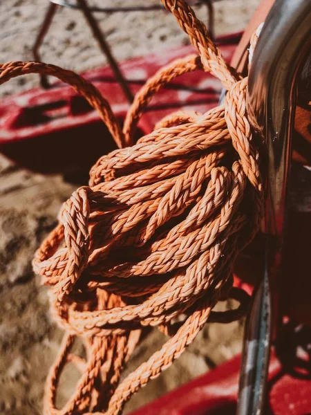 手すりに結ばれたロープの垂直ショット — ストック写真