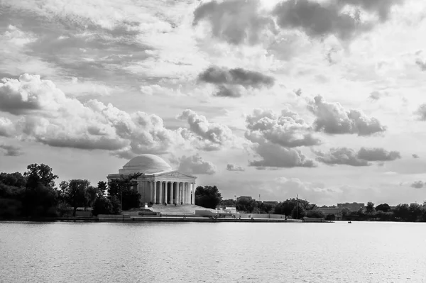 ワシントンDcの水の隣にジェファーソン記念碑の美しいグレースケール — ストック写真