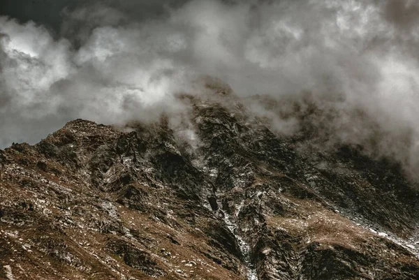 바위투성이 베르나르디노가 구름으로 — 스톡 사진