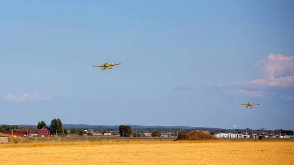 Dvě Žluté Hasiči Letadla Létající Nad Zlatou Podali Proti Modré — Stock fotografie