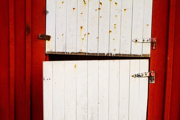 Zbliżenie Ujęcie Zardzewiałe Malowane Białe Czerwone Drzwi Stodoły — Zdjęcie stockowe