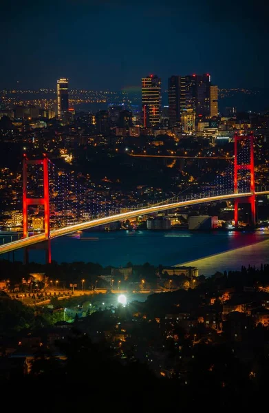 土耳其伊斯坦布尔博斯普鲁斯桥夜间垂直航拍 — 图库照片