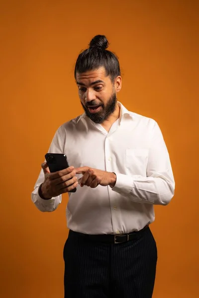 Een Prachtige Opname Van Een Spaanse Man Met Een Telefoon — Stockfoto