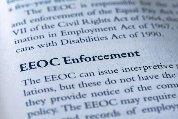 Penegakan Eeoc Ditulis Dalam Buku Hukum Hukum Bisnis — Stok Foto