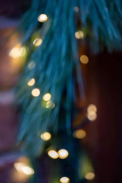 Eine Vertikale Aufnahme Eines Verschwommenen Weihnachtsbaums Mit Bokeh Lichtern — Stockfoto